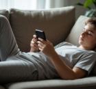 Сын постоянно сидит в телефоне и избегает общения со сверстниками